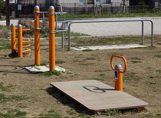 西大寺近隣公園の健康遊具の画像