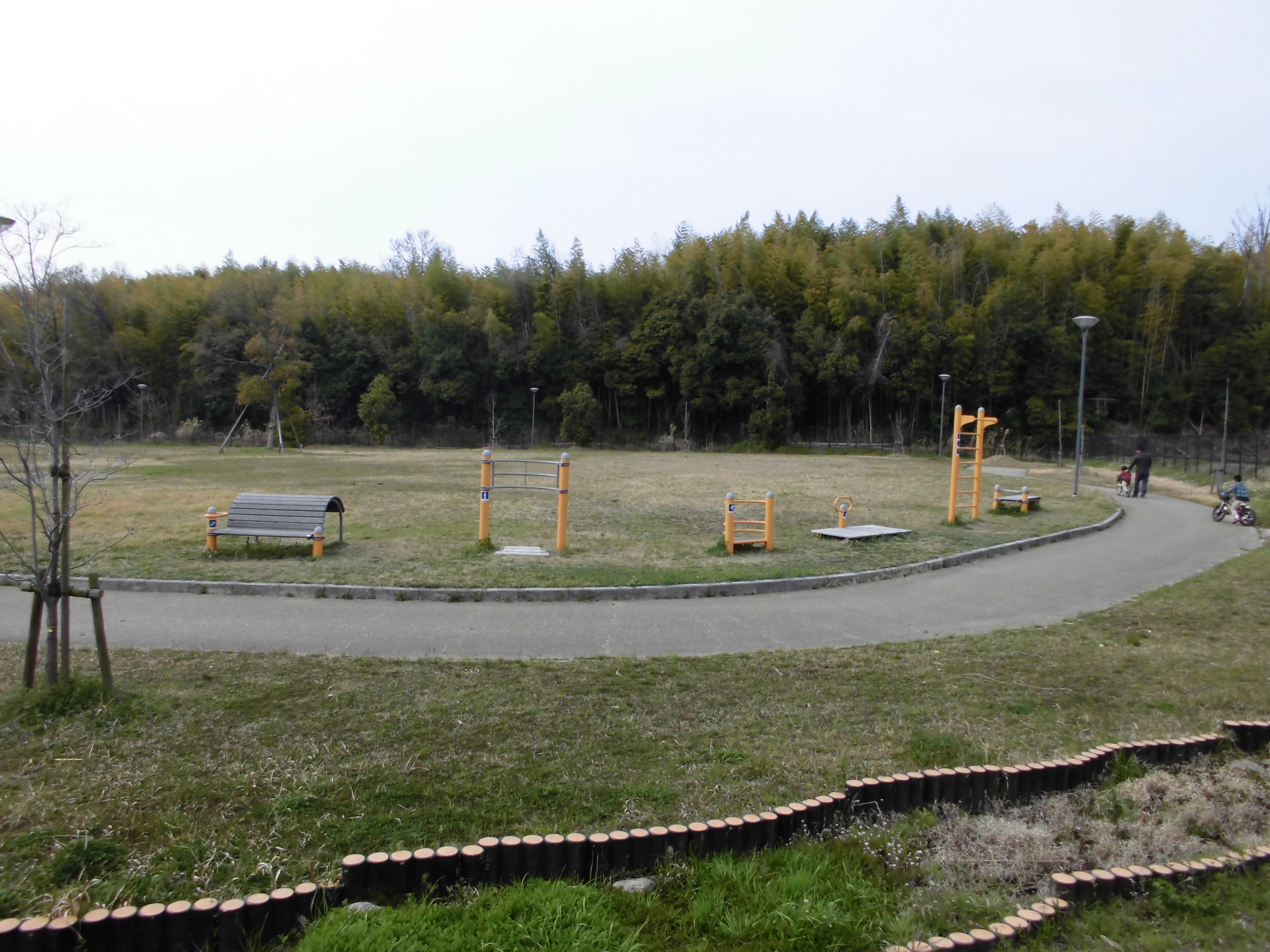 古市公園の健康遊具の画像