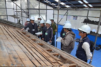 八幡神社中門の解体修理の様子を見学