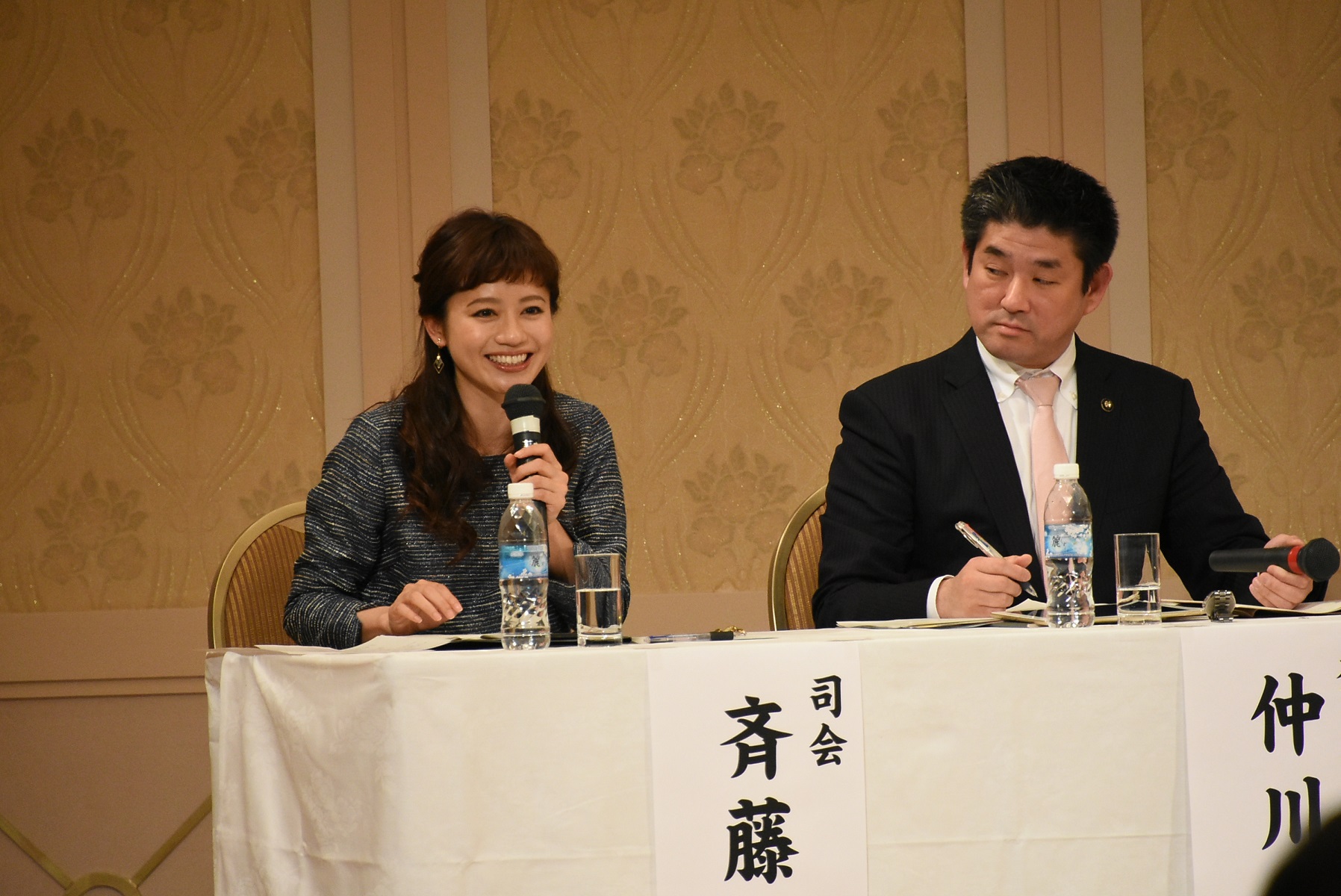 左から斉藤雪乃さん(司会・タレント)、仲川げん奈良市長の画像
