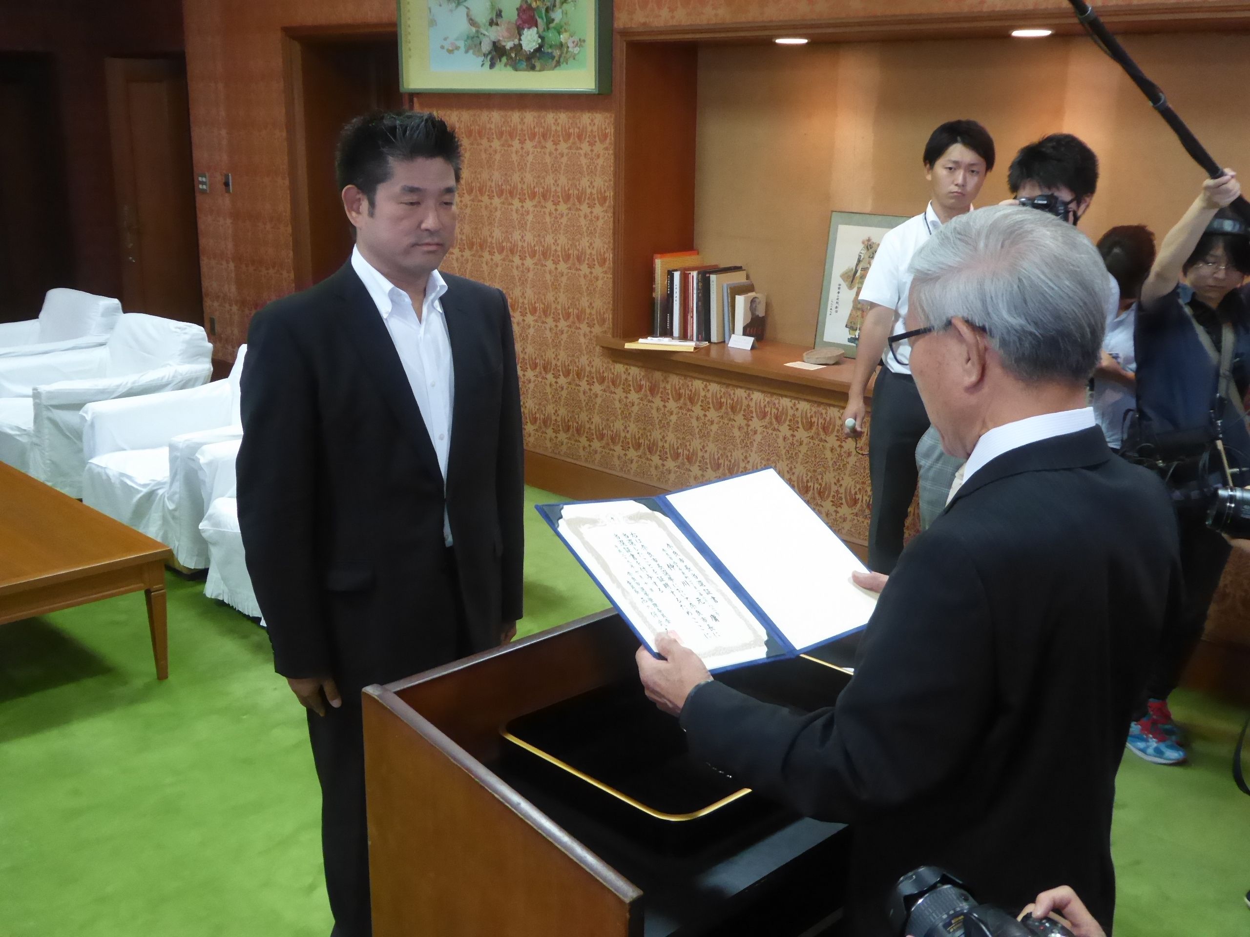 奈良市長選挙当選証書授与式の画像
