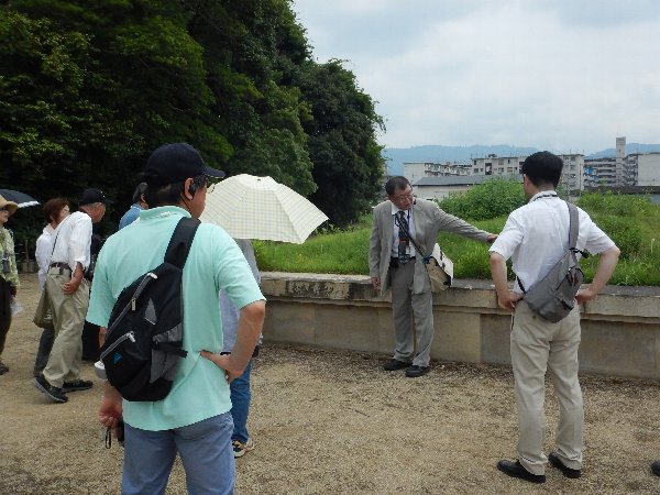 東塔跡での解説。みなさん真剣に聞き入っていました