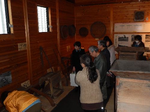 昔のくらし館での民具解説