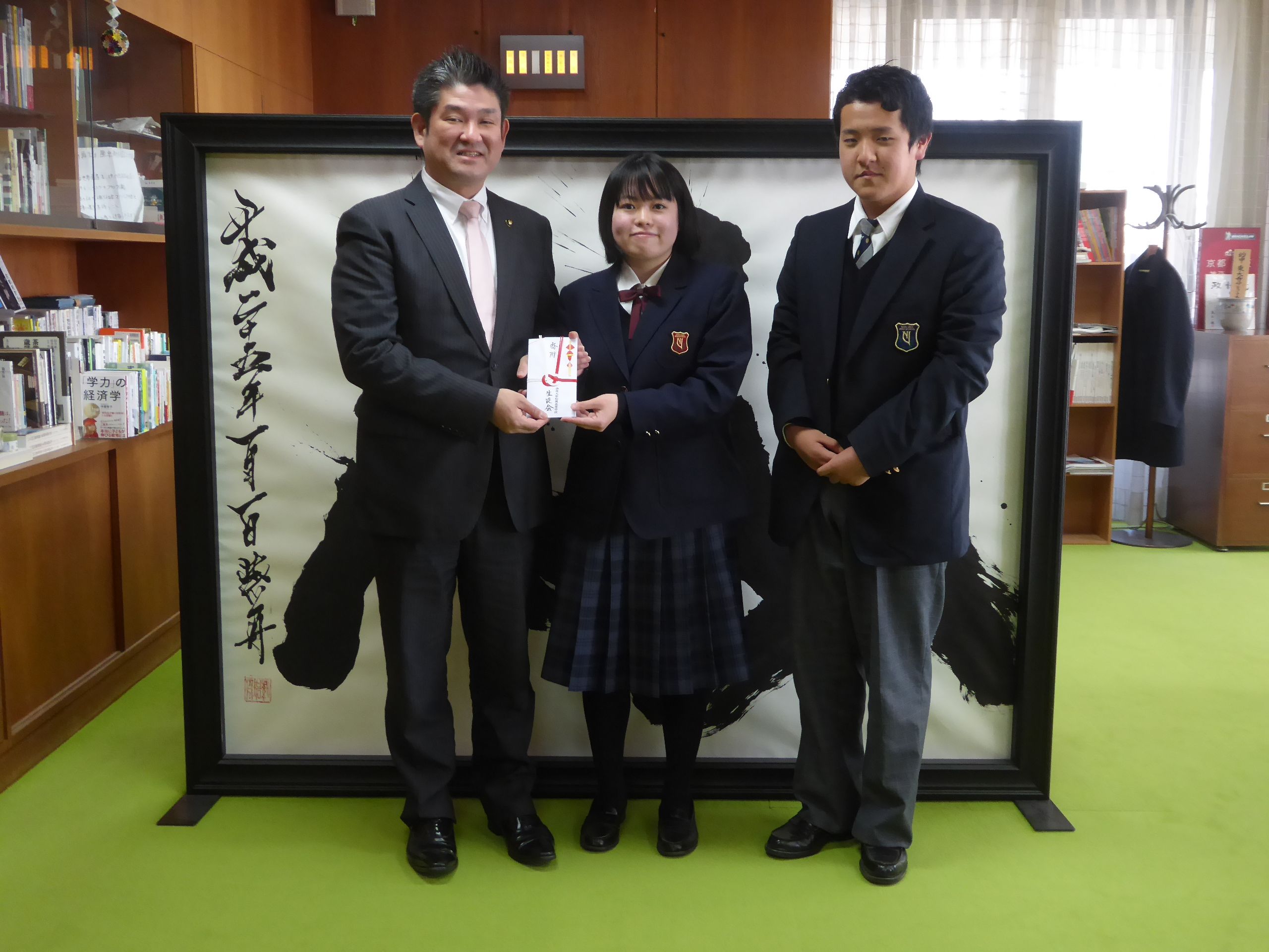 奈良大付属高校 バザー収益金寄付贈呈の画像