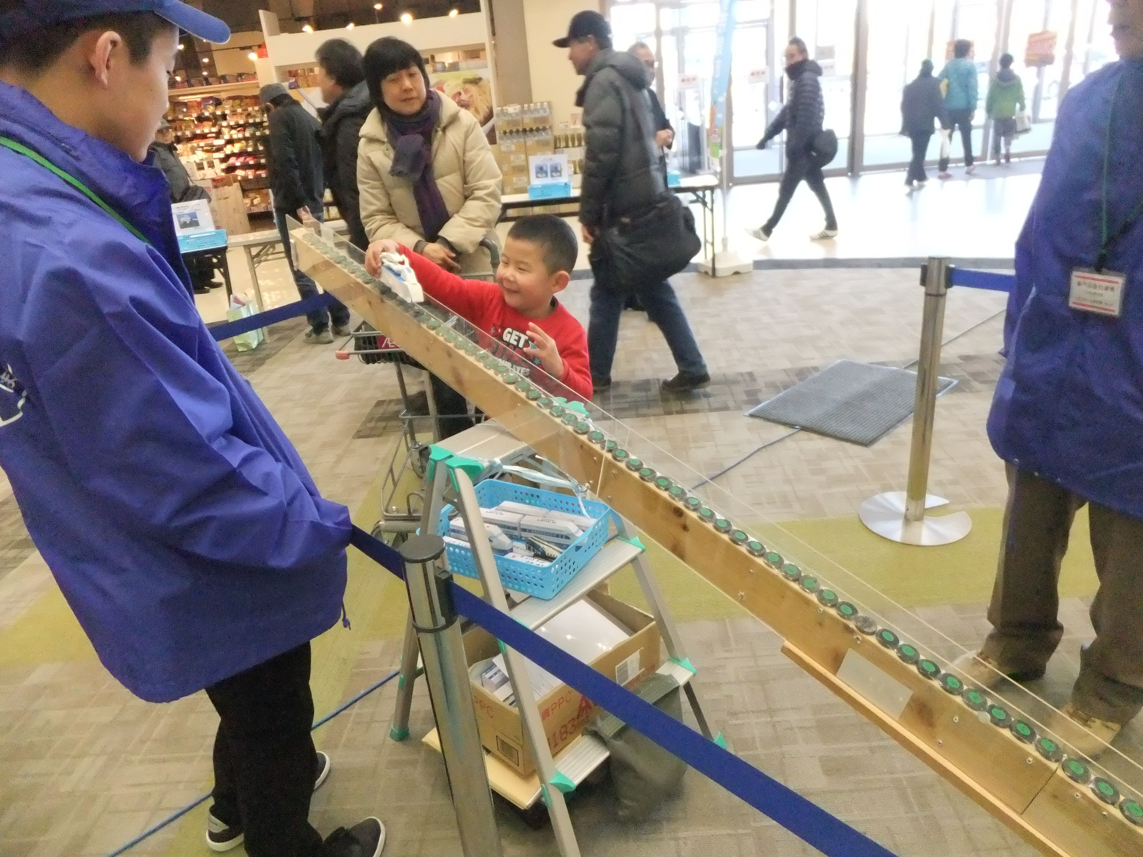 子ども向け参加型体験コーナー「新幹線を浮上させよう」の画像3