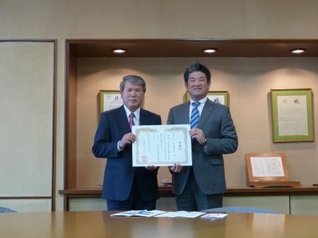 谷川常務取締役(左)へ感謝状を贈りましたの画像