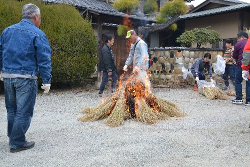 わら灰づくり体験の様子