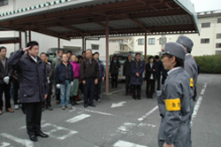 同行する職員を激励する仲川市長