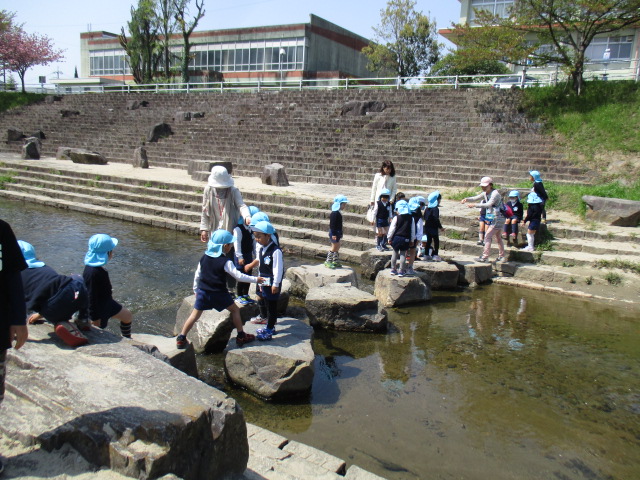 4月10日　園外保育（佐保川沿い）の画像1