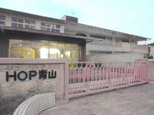 看板の取付の済んだHOP青山の正門