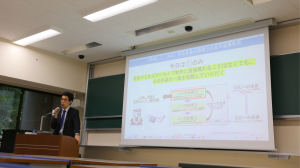 京都大学にて株式会社誠勝のホウトク氏が講義している写真