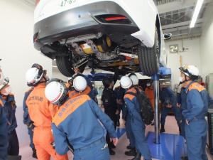ピットにて実車を用いた研修1