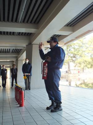消防職員による、水消火器の説明