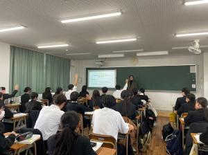 授業の様子です。生徒参加型の講義を実施。