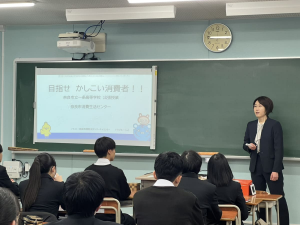 授業の様子です。相談員による講義を実施。