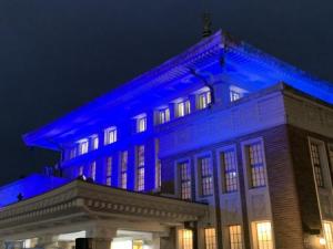 ブルーにライトアップされているJR奈良駅旧駅舎