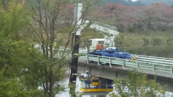 橋梁点検車両で橋の点検作業をしている様子の画像
