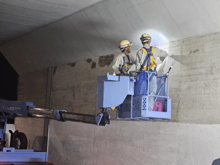 高所作業車で橋の下を点検する画像