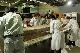 反転した状態で作業台に乗せる(同上)写真